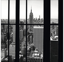 Uitzicht vanuit het raam op de skyline van New York met het Empire State Building