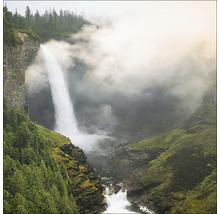 Landschap met waterval, rotsen en mist