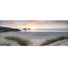 Panoramisch uitzicht op een strand met zee en rotsen op de achtergrond