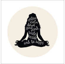 Illustratie van een vrouw in meditatiehouding met positieve affirmaties