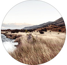 Landschapsafbeelding met rivier, grasland en bergen