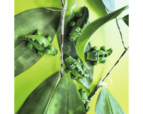 Decoratieve krokodilfiguren tussen groene bladeren
