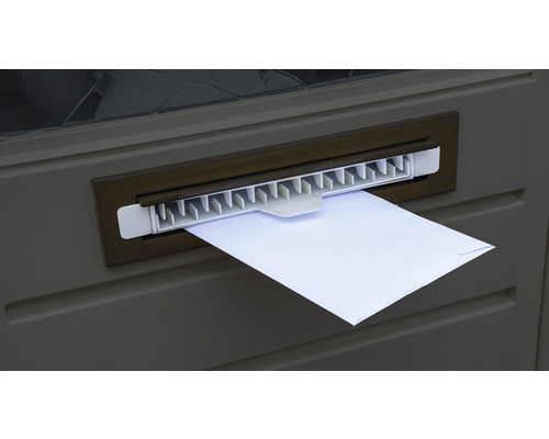 Brievenbus met brief in een voordeur