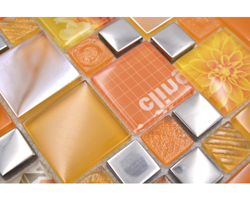 Close-up van oranje en zilverkleurige mozaïektegels