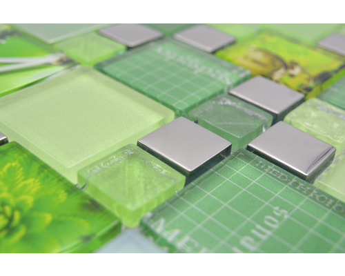 Gedetailleerde weergave van een groene glazen mozaïektegel met metalen inzetstukken