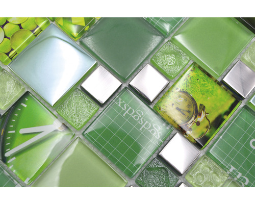 Close-up van groene mozaïektegels met verschillende patronen