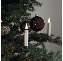 Kerstboom met kerstballen en draadloze ledkaarsen