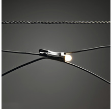 Detailopname van een lichtsnoer met een brandende lamp