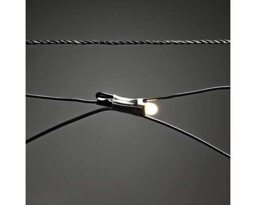 Detailopname van een lichtsnoer met een brandende lamp