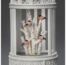Decoratieve sneeuwbol met vogelmotieven en berkenstammen