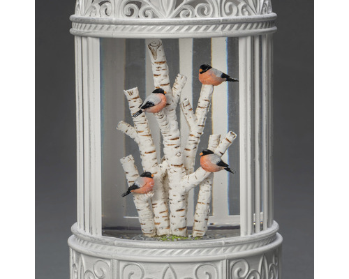 Decoratieve sneeuwbol met vogelmotieven en berkenstammen