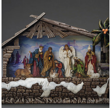 Kerststal met figuren onder een houten dak