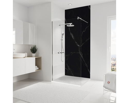 Badkamer met douchewand, kraan en zwarte douchewand