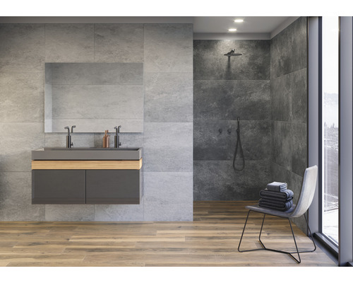 Moderne badkamer met wastafel, spiegel en douche