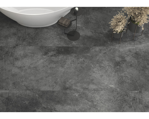 Badkamer met bad en vloertegels in steenlook