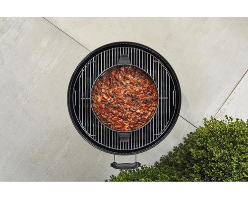 Weber barbecue met pan met stoofpot op het rooster