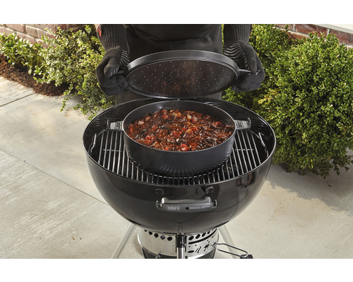 Barbecue met pot en deksel, bereid gerecht zichtbaar