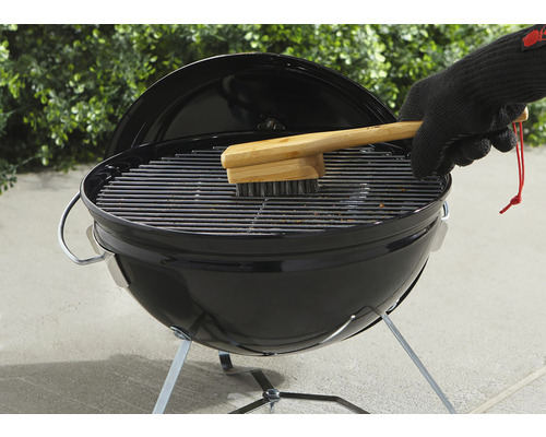 Reiniging van een kogelbarbecue met een grillborstel