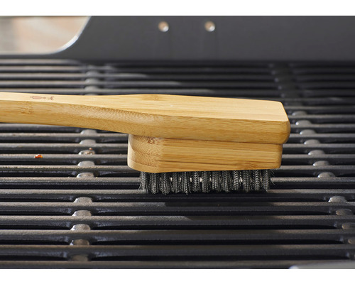 Grillborstel met bamboe handvat op een grillrooster