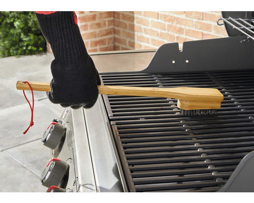 Grillborstel met houten handgreep reinigt een grillrooster