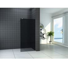 Badkamer met inloopdouche, wandtegels en decoratie