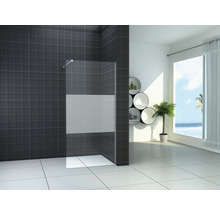 Badkamer met glazen douchewand en gedeeltelijke privacy.