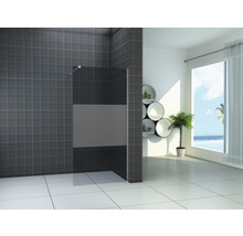 Moderne badkamer met inloopdouche, donkere tegels en witte vloer.