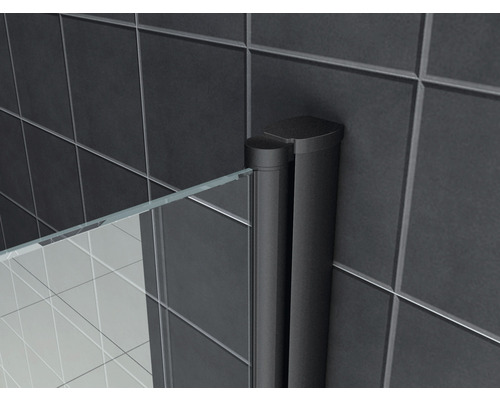 Detailopname van een douchecabine met glazen wand en profiel