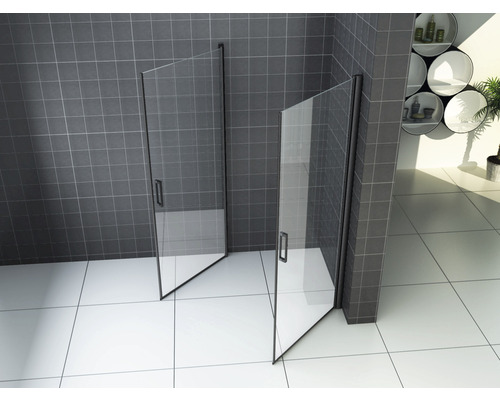 Glazen douchewand met zwart frame in de badkamer