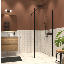 Badkamer met douche, wastafel en spiegel in modern design.