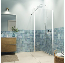 Badkamer met douche, wastafel en spiegel
