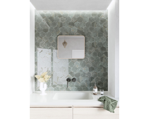 Moderne badkamer met zeshoekige tegels, spiegel en wastafel