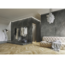 Elegante kleedkamer met kledingrek, bank en verlichting