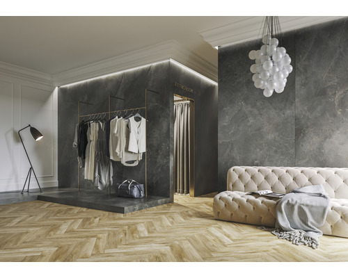 Elegante kleedkamer met kledingrek, bank en verlichting