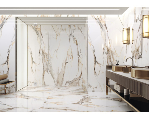 Moderne badkamer met douche, wastafel en marmeren tegels