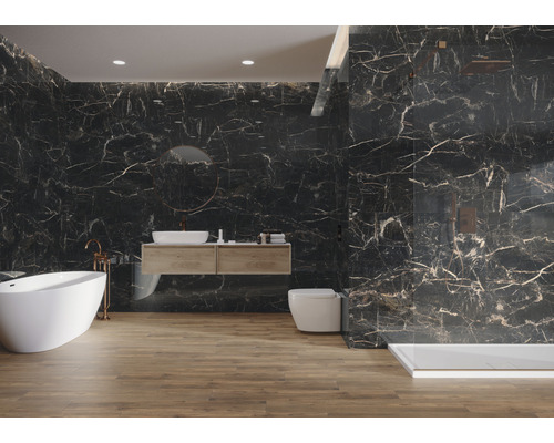 Moderne badkamer met zwarte marmeren tegels, bad, wastafel en douche