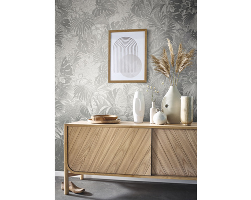 Woonkamer met dressoir, decoratie en wandbehang met plantenmotief