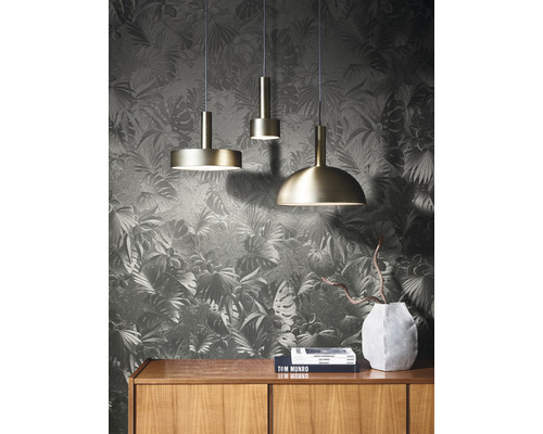 Drie hanglampen in een kamer met bloemenbehang en houten dressoir.