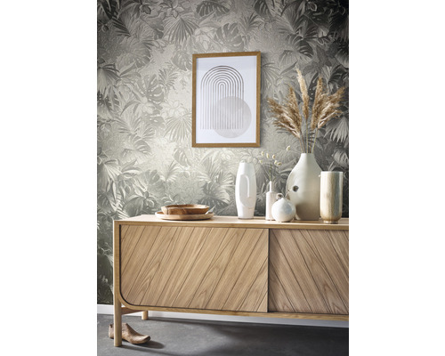 Woonkamer met patroonbehang, dressoir, afbeelding en decoratieve vazen