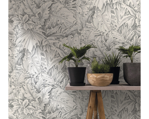 Behang met plantenmotief achter tafel met kamerplanten