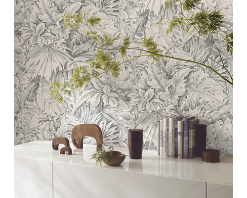 Decoratieve kamer met een behang met tropische plantenmotieven achter een witte kast
