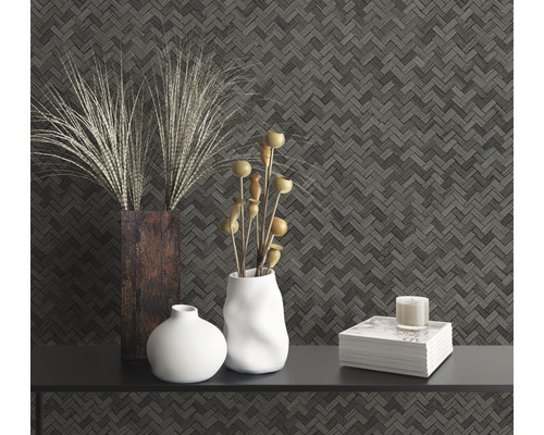 Decoratief stilleven met vazen, boek en kaars tegen een gempatroneerde muur