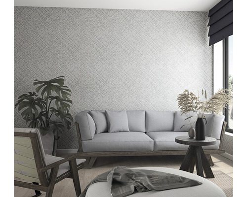 Lichte woonkamer met patroonbehang, bank, fauteuil en decoratieve elementen