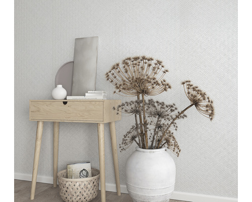 Decoratieve scène met houten tafel, witte vaas met bloemen en geometrisch behang
