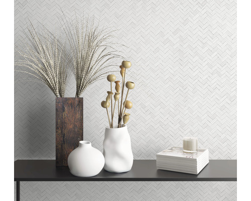 Decoratieve vazen met planten op een zwarte plank