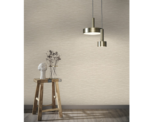 Interieur met patroonbehang, kruk en lamp