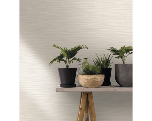 Lichtkleurig vliesbehang met horizontaal streepmotief in de kamer met planten op een tafel