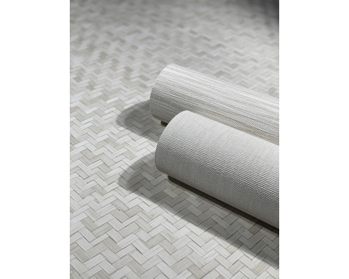 Twee rollen behang op een ondergrond met visgraatmotief