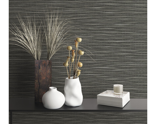 Decoratieve scène met vazen en sierplanten tegen een patroonwand.