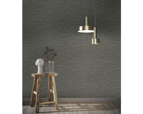 Interieur met grijs gestructureerd behang, decoratieve kruk, bloemenvaas en hanglamp